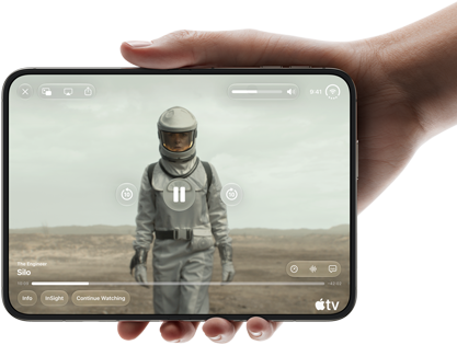 iPhone Duo, lo sostiene una mano, abierto en posición horizontal, completamente desplegado, la pantalla interior muestra la serie "Silo" de Apple TV