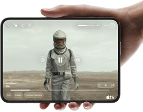 iPhone Duo, lo sostiene una mano, abierto en posición horizontal, completamente desplegado, la pantalla interior muestra la serie "Silo" de Apple TV