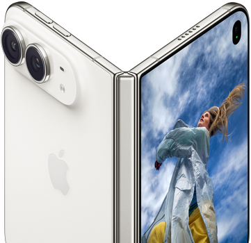 iPhone Duo, semiabierto como un libro con mecanismo de bisagra en el centro, parte posterior a la izquierda tiene el logo de Apple y dos cámaras, la pantalla exterior a la derecha muestra la foto de una persona rubia