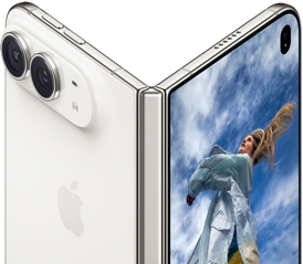 iPhone Duo, semiabierto como un libro con mecanismo de bisagra en el centro, parte posterior a la izquierda tiene el logo de Apple y dos cámaras, la pantalla exterior a la derecha muestra la foto de una persona rubia